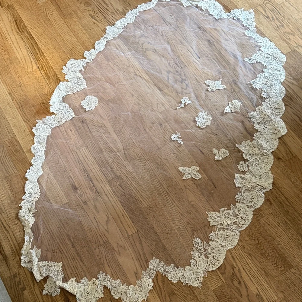 Vintage Ivory Lace-Trim Bridal Veil with Floral Appliqués, Fingertip Length - Picture 5 of 9